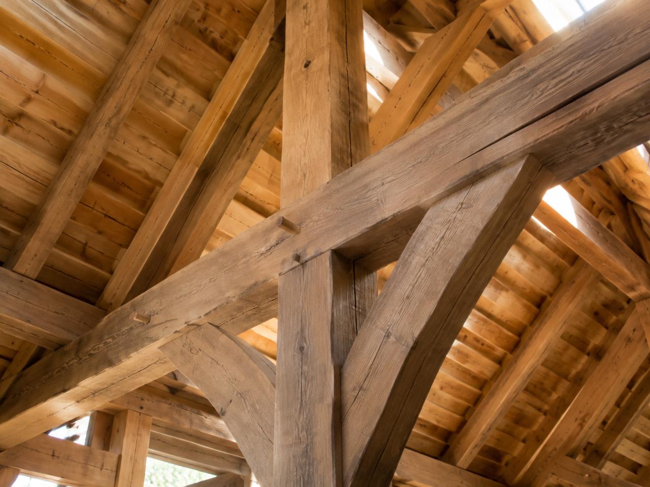 Charpente traditionnelle en chêne réalisée par Worker Habitat en Gironde